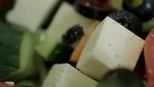 Der Küchenchef gibt die Zutaten in eine Salatschüssel