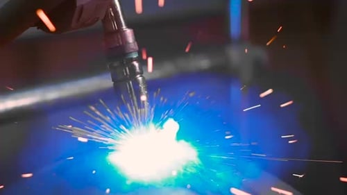Helle Funken fliegen während der Arbeit der Schweißmaschine in der Produktion