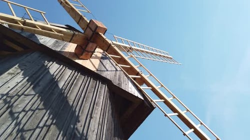 Molino de viento rústico tradicional de Polonia antigua