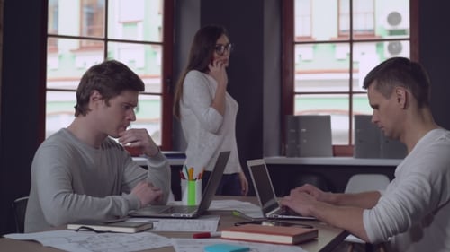 Collègues travaillant sur le projet au travail.