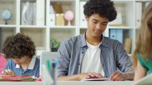 Multiethnische Schüler verwenden Gadgets
