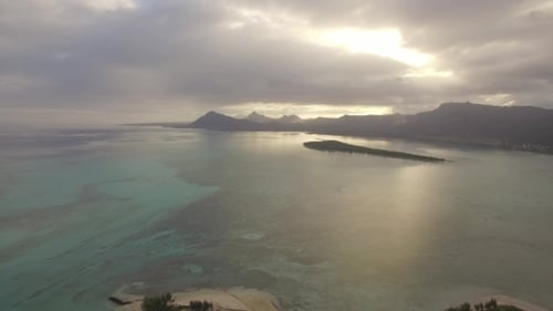 Aerial Waterscape mit Meer und fernen Bergen Mauritius Island