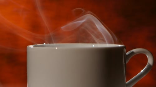 Weiße erfrischende Tasse duftenden Kaffees verbreitet angenehme Gerüche