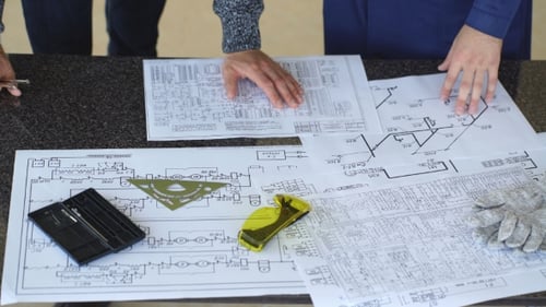 Treffen des Konstruktionsteams der Ingenieure Arbeit und Diskussion über das Bauprojekt