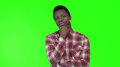 Junger nachdenklicher Mann auf Chromakey-Hintergrund