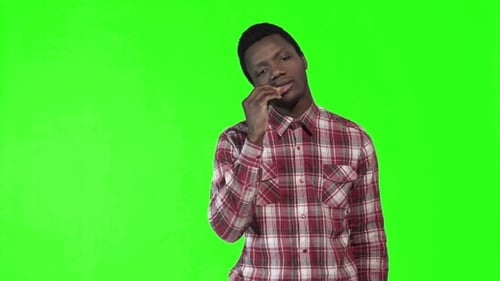 Junger afrikanischer Mann isst Pommes