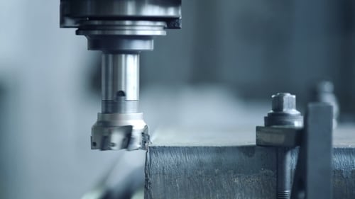 La fraiseuse CNC produit des détails métalliques en usine