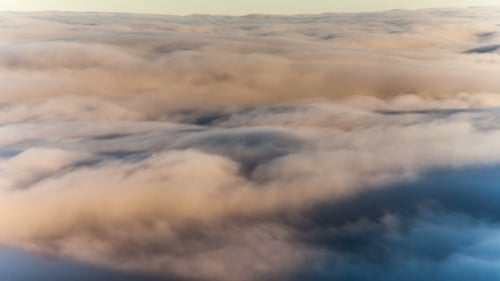 Paisaje de invierno en las montañas de los Cárpatos. Hermosa puesta de sol sobre las nubes.