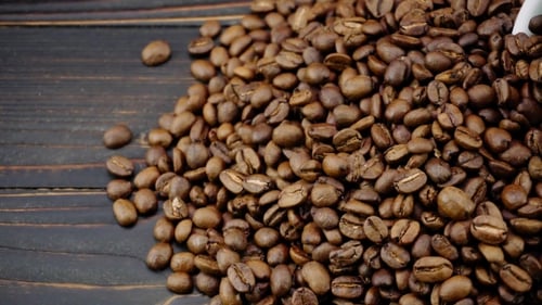 Geröstete Kaffeebohnen auf Holzgrund