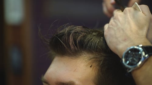Coupe de cheveux au salon de coiffure avec ciseaux