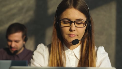 Kundenservice-Mitarbeiterin, Call Center lächelnder Betreiber