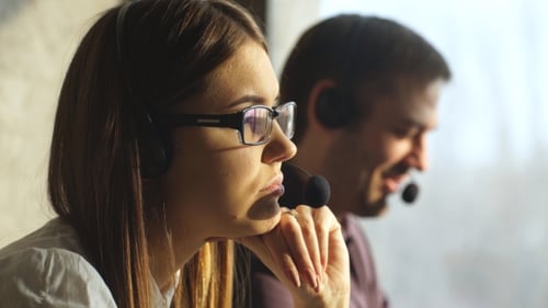 von Betreibern mit Headsets gegen