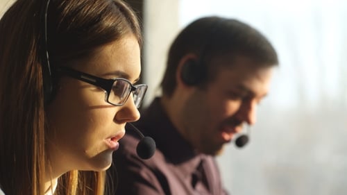 von Betreibern mit Headsets gegen