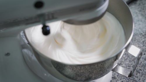Küche im Süßwarenladen. Verfahren zur Herstellung von Macaron. Mittels des Mixers wird Egg White