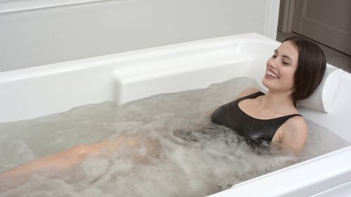 Mujer joven feliz, relajante, en, jacuzzi, spa