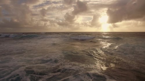 Ozeanwasserlandschaft bei Sonnenuntergang, Luftaufnahme