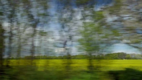 Blick aus dem Fenster des Reitzuges auf die Landschaft vor bewölktem Himmel
