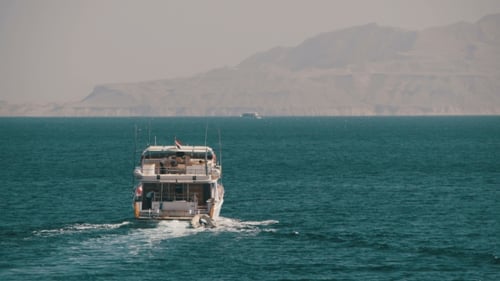 Kreuzfahrtboot schwimmt im Roten Meer