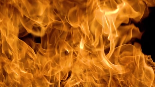 Flammen des Feuers auf schwarzem Hintergrund