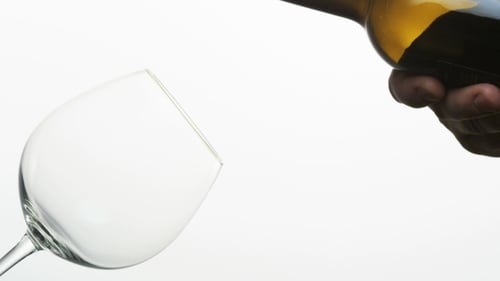 Derramando vinho tinto em um copo