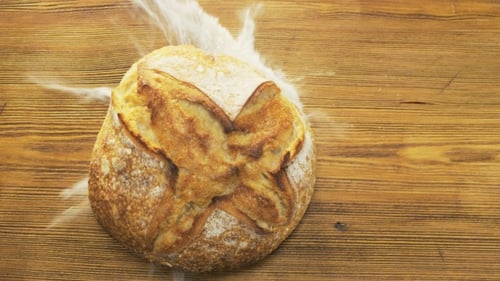 Runder Laib herunterfallendes Brot