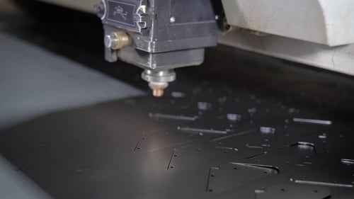 Hochpräzises CNC-Laserschneiden von Blechen. Moderne Technologien ermöglichen hohe Präzision