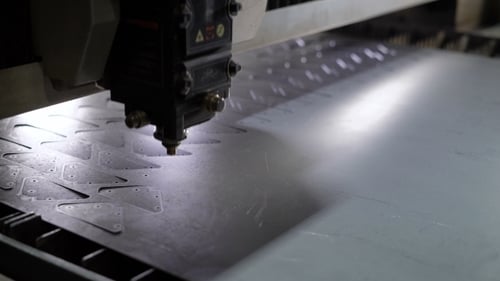 Industrieller Laserschneider mit Funken