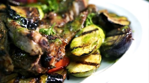 Cuisine grillée, avec viande et légumes grillés