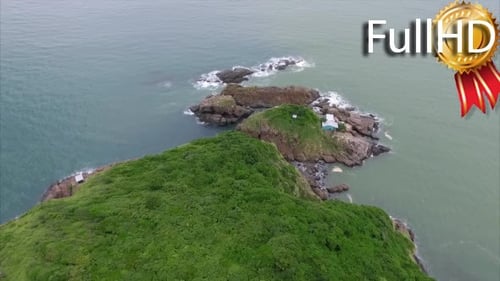 Luftaufnahme einer kleinen tropischen Insel im Meer