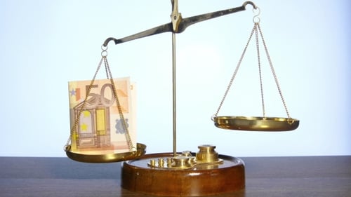 Billets en euros sur échelle