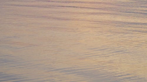 Wunderschönes Wasser des Sonnenuntergangs spiegelt sich im Wasser