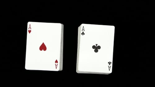 Spielkarten werden gemischt, auf einer schwarzen Oberfläche von Magician