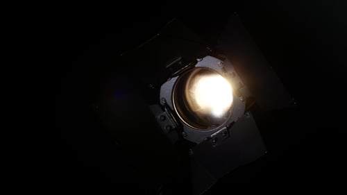 Beleuchtungsausrüstung, Blitz oder Spotlight, mit Schatten auf Schwarz,