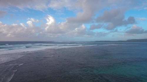 Luftaufnahme der Wasserlinie von Meeren, die sich nicht mit dem blauen Himmel mit Wolken vermischen, Insel Mauritius