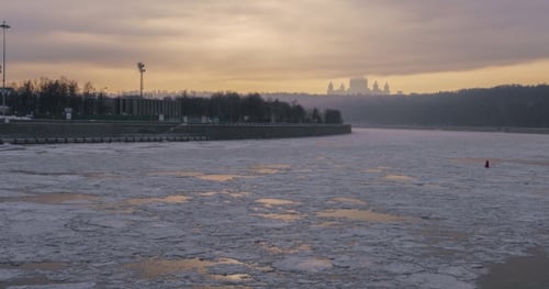 Universidad Estatal de Moscú bajo los rayos del sol de invierno