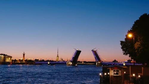 St. Petersburg, Russland: Eröffnung der Palastbrücke in weißen Nächten