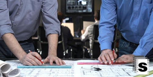 Architekten arbeiten an Blaupausen
