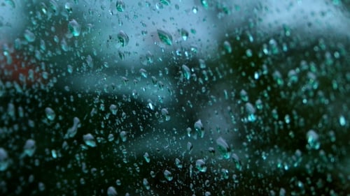 Wassertropfen laufen auf Glas