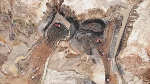 Los excavadores de maquinaria están excavando una cantera de arcilla. Extracción de arena en la cantera