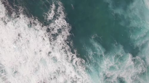 Mit großen schäumenden Wellen über den Ozean fliegen