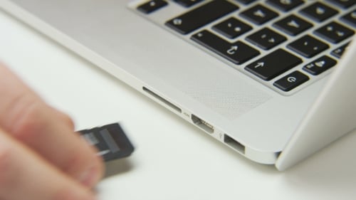 Trennen und Anschließen des Flash-Speichers an einen Computer