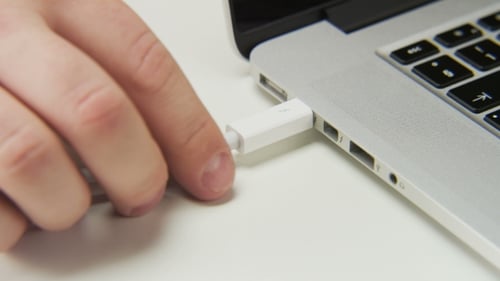 Kabel von einem Computer abziehen
