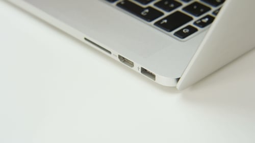 Trennen des schwarzen Kabels von einem Computer