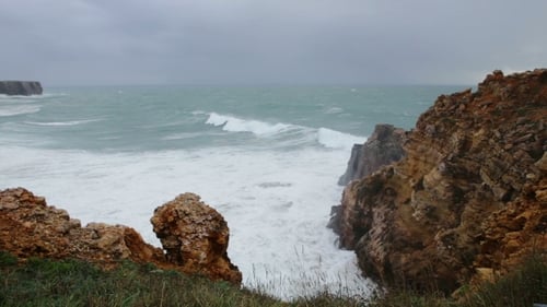 Ondas na tempestade no túnel da praia.