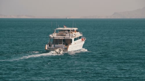 Kreuzfahrtboot schwimmt im Roten Meer