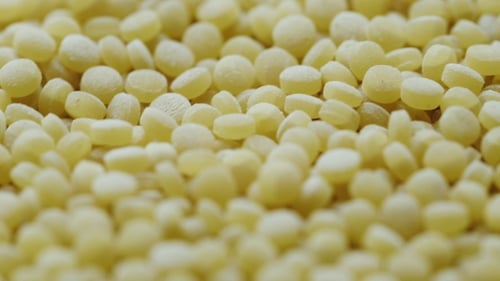 Mais-Couscous, Hintergrund von Bio-Lebensmitteln - geringe Schärfentiefe