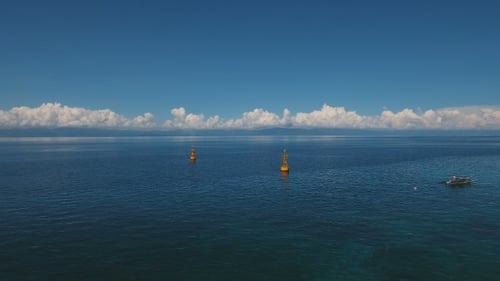 Orangefarbene Boje im Meer.