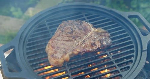Délicieux bifteck grillé aux flammes.