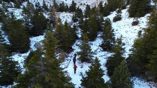 Bergsteiger wandern im Winter