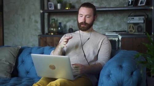 Homme psychologue enseignant à distance tuteur en ligne porter un casque de conférence sur un ordinateur portable Spbd